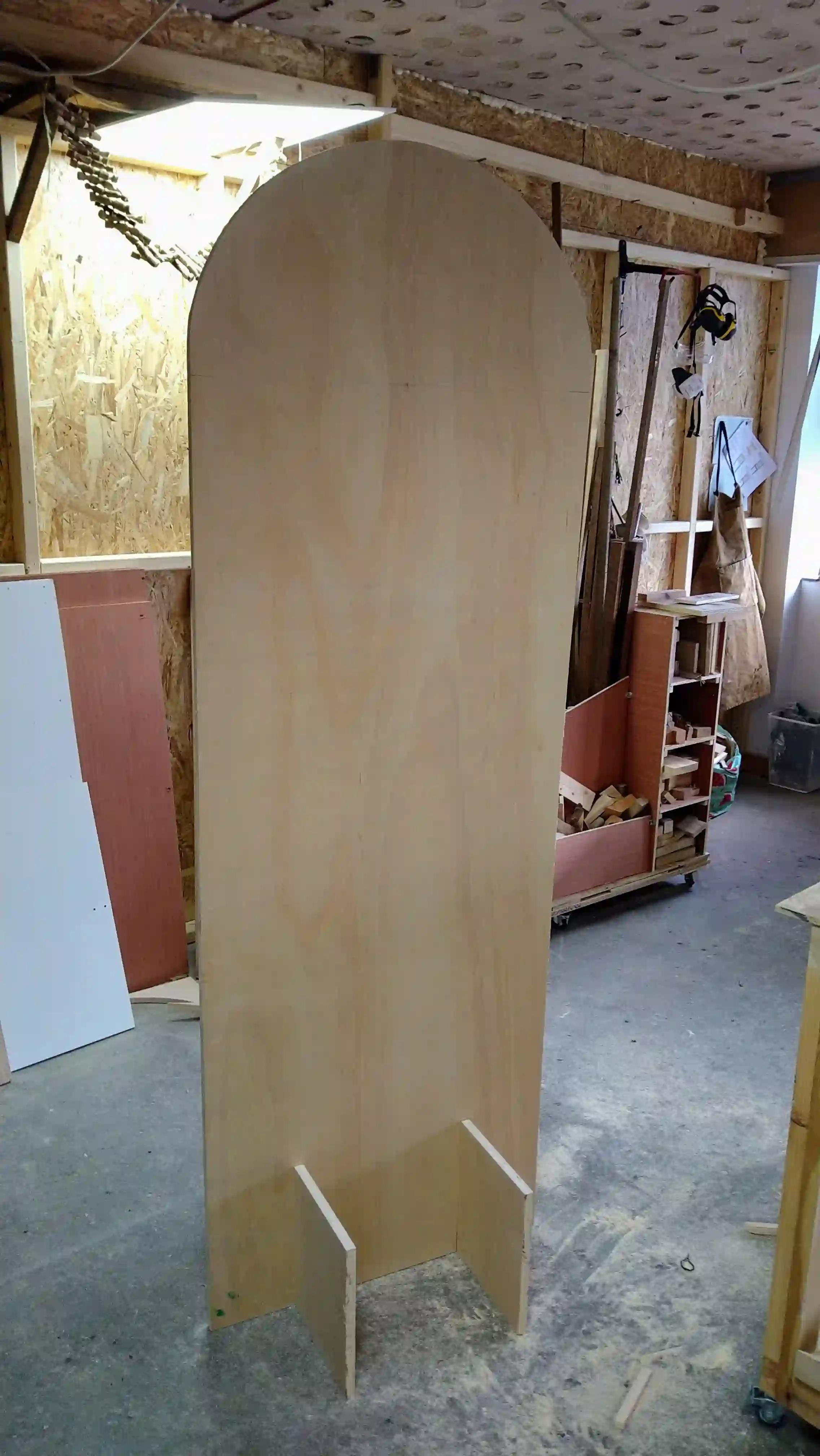 Plywood with rounded top, standing with leg supports